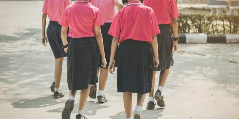 Niñas caminando vestidas con uniformes