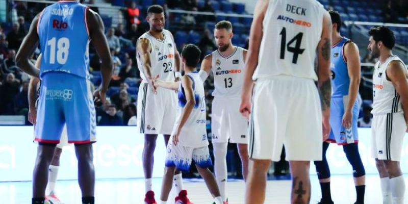 Partido baloncesto | Foto de Endesa Raúl, al ser felicitado por los jugadores del Real Madrid