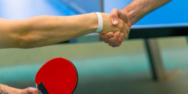 Imagen de un partido de ping pong/envatoelements Deporte inclusivo y beneficios para los niños