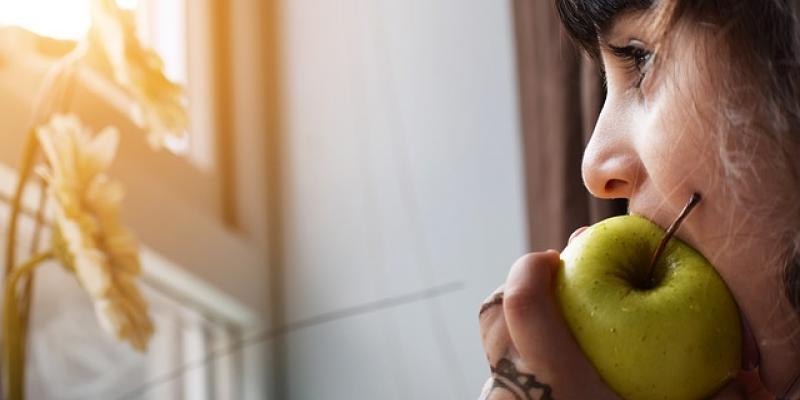 Menos de la mitad de los niños consumen frutas y verduras Niña comiendo fruta/Pixabay