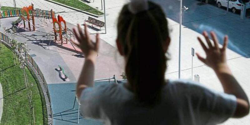 Los menores de 14 años ya pueden salir a pasear en España Los expertos aseguran que los más pequeños son los más beneficiados de salir a la calle (Luis Tejido / EFE)