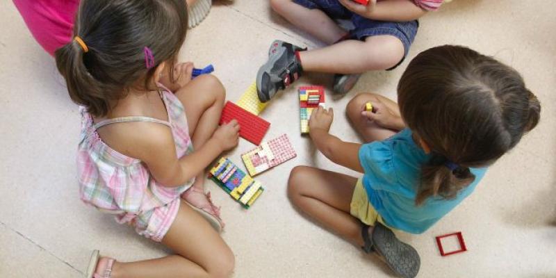 A qué edad pueden salir de casa los niños durante el estado de alarma Niños jugando en casa. EFE/Marta Pérez