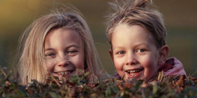 Dos niños sonriendo / Pixabay