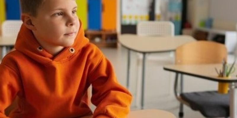 Alumno en una clase con discapacidad | Foto de Famma Alumno en una clase