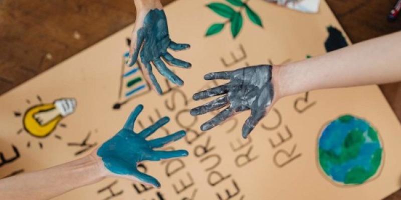 Enseñando el cuidado y el respeto por el medioambiente a los más pequeños Los niños aprenden como cuidar del planeta y del medioambiente en verano