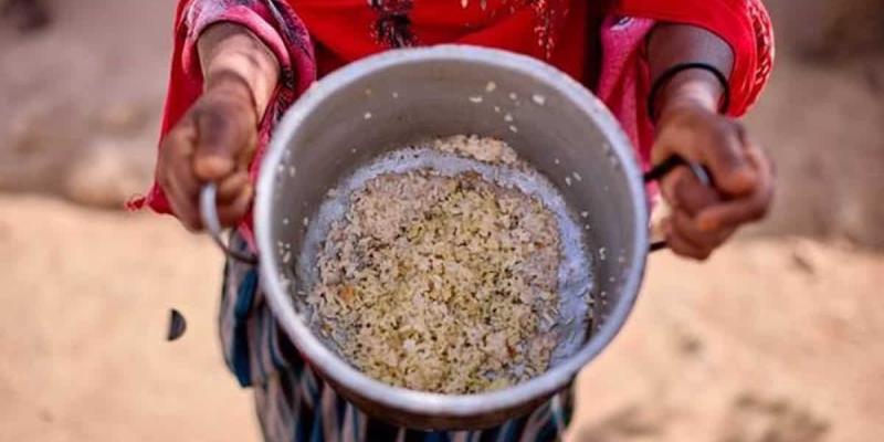 Imagen de un niño con comida/Europa Press Muchos niños se van a la cama con hambre