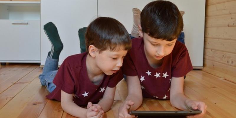 Niños en Internet con una tablet