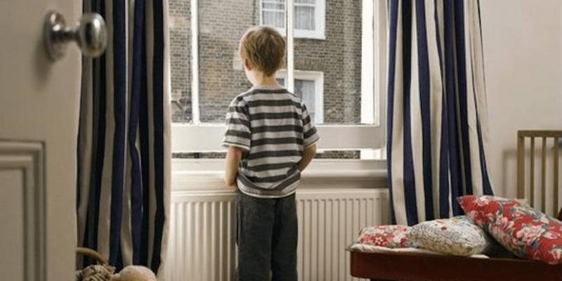 Niño solo en casa mirando por la ventana / Pixabay