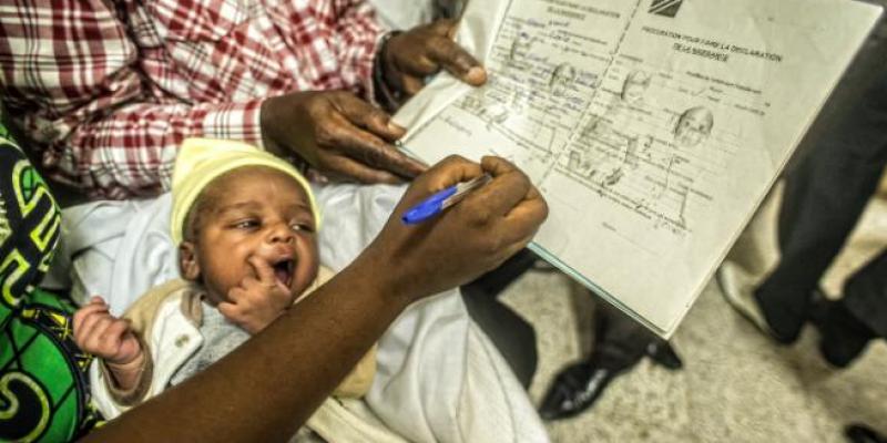 Una mujer registra el nacimiento de su hijo en Kinshasa, República Democrática del Congo, durante una campaña de UNICEF.