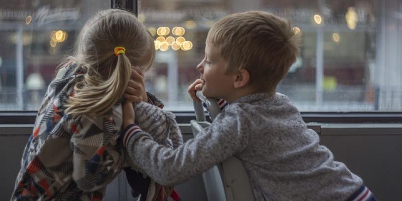 Niños / Pixabay Dos niños mirando por una ventana