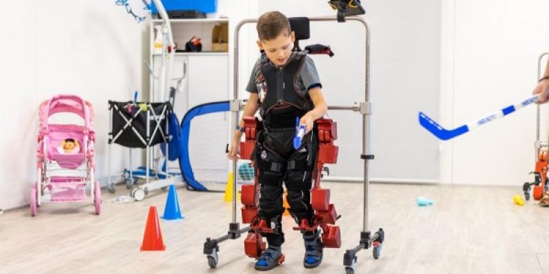 Avapace Un niño con parálisis cerebral usando el exoesqueleto Atlas 2030