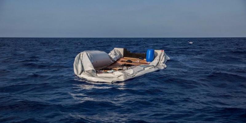 Patera semihundida en las aguas entre Italia y Libia. Olmo Calvo para Eldiario.es