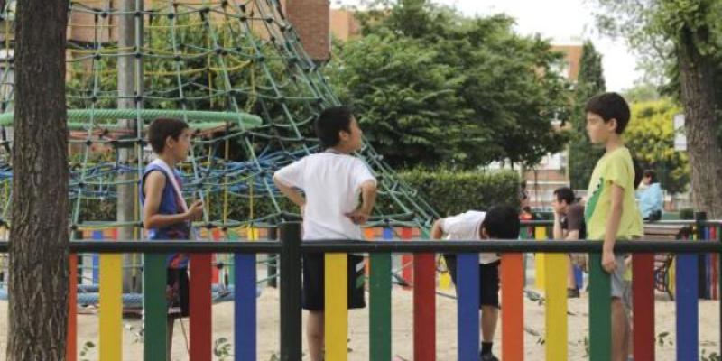 Niños con alta temperatura corporal | Foto de Sofía González/Servimedia Un grupo de niños en un parque infantil