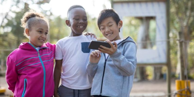 niños con móvil 