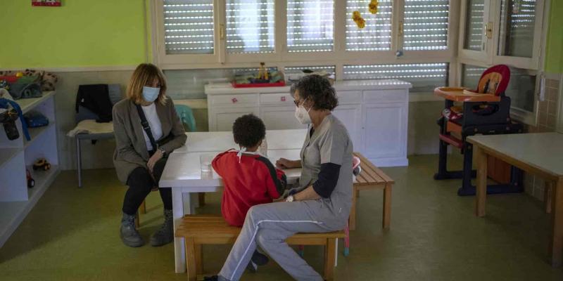 Imagen de un niño en un centro de menores/El País El Gobierno prohíbe que los menores tutelados de 6 años estén en centros de menores