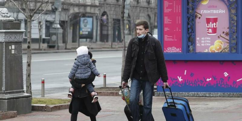 Familia con niños ucranianos intentando salir del país