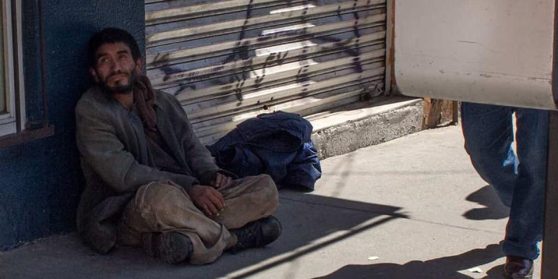 Imagen de una persona pidiendo en la calle/Noticias de México Las personas pobres viven entre 3 y 4 años menos que los ricos