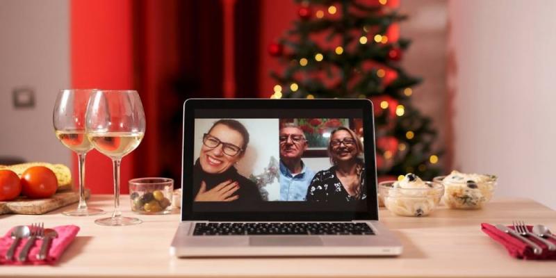 CARLOS BARQUERO/ISTOCK Mesa preparada para la cena de Nochebuena con videollamada familiar incluida