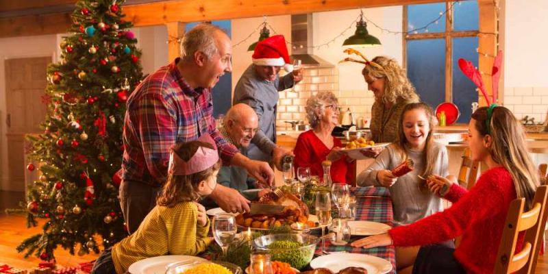Nochebuena, 24 de diciembre Reunión familiar en Nochebuena / Imagen de Bekia