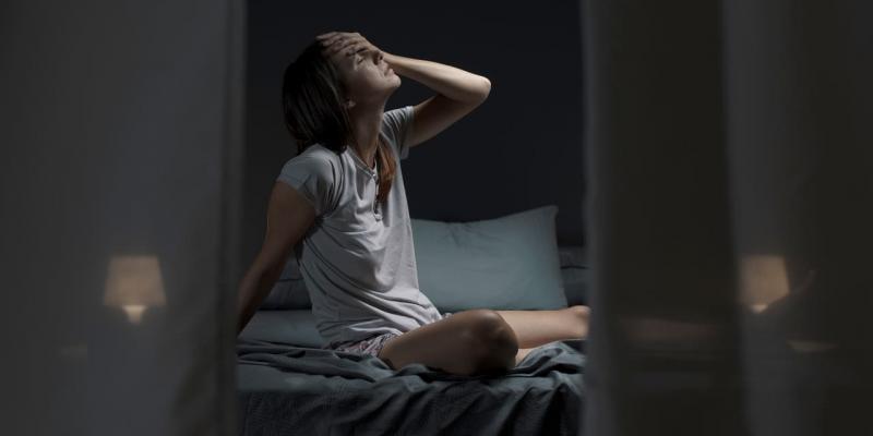 Efecto de las noches tropicales Mujer sin poder dormir por las noches tropicales