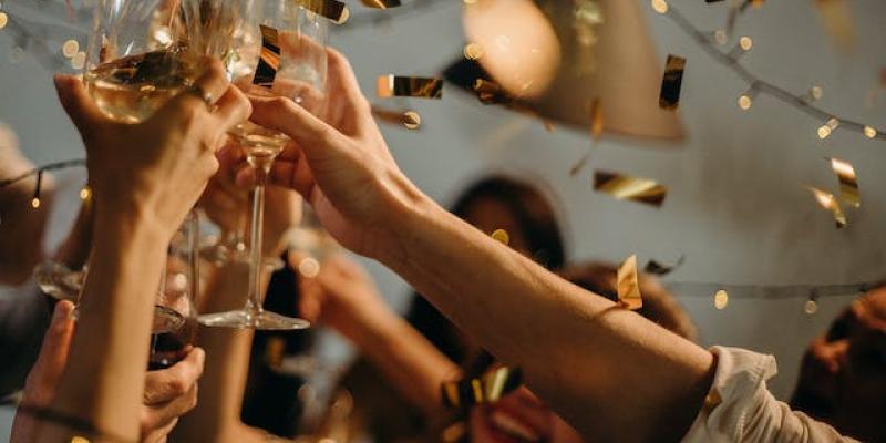 Los presentadores para despedir la Nochevieja - Pexels Celebrando la Nochevieja