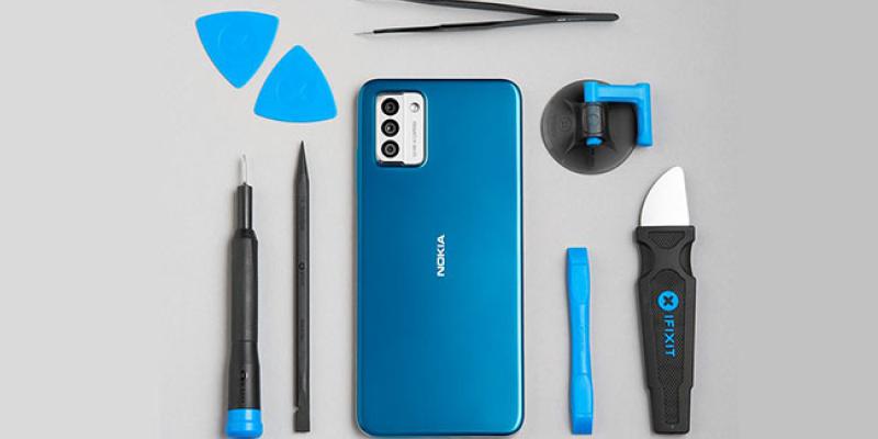 Imagen del Nokia G22 junto a distintas herramientas para facilitar su reparación en caso de avería / Tecnobility Imagen del Nokia G22 junto a distintas herramientas para facilitar su reparación en caso de avería