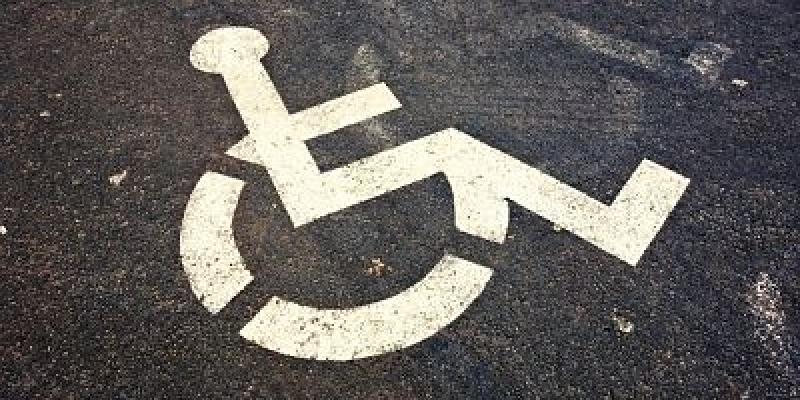 Para aparcar en estas zonas debes tener una tarjeta de aparcamiento para personas con movilidad reducida (PMR) Plaza de aparcamiento para personas con movilidad reducida/Pixabay