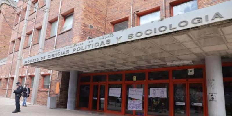 Imagen de un estudiante con discapacidad de Isabel Infantes - Europa Press La Facultad de Ciencias Políticas y Sociología de la Universidad Complutense de Madrid (UCM)