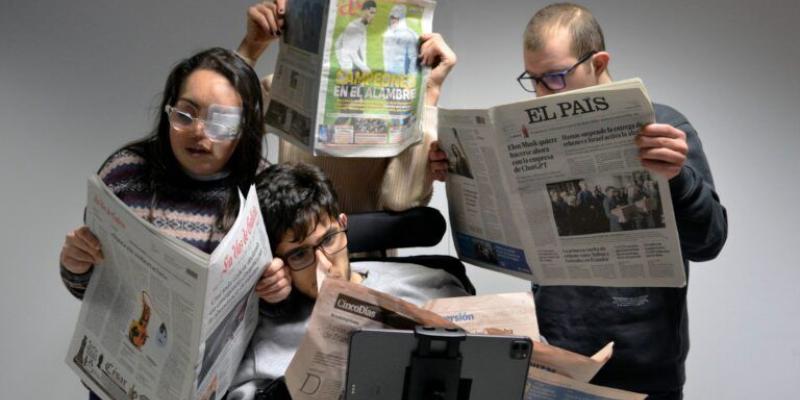 Imagen de personas con periódicos/Servimedia Accesibilidad en las noticias