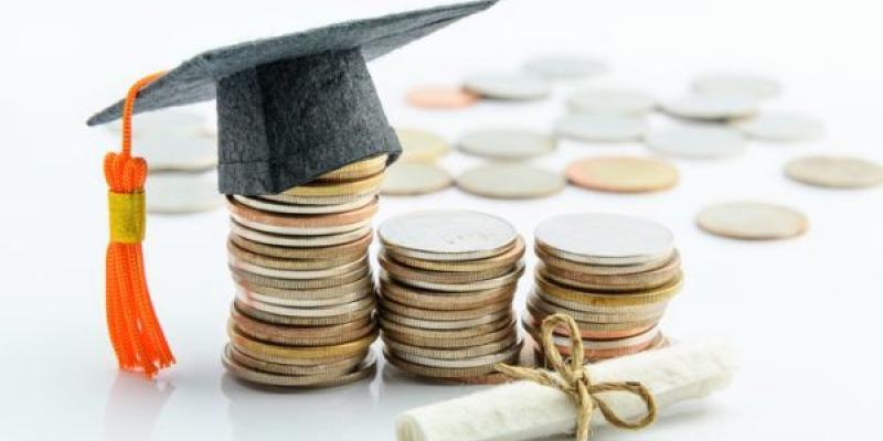 Imagen de dinero y gorro de graduación/CursosMasters Las Becas MEC incluye novedades