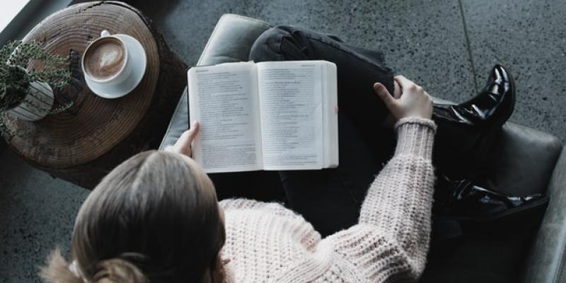 Photo by Alexandra Fuller on Unsplash Chica leyendo una novela
