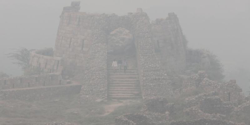 Contaminación en Nueva Delhi - Foto: EFE Visitantes en el fuerte de Tughlakabad en medio de una densa niebla tóxica en Nueva Delhi