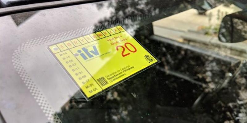 Nueva ITV 2021 Pegatina de la ITV en la luna delantera de un coche / Pixabay