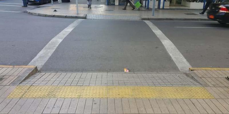 Imagen sobre un cruce accesible / Doc Player La accesibilidad en los cruces e intersecciones