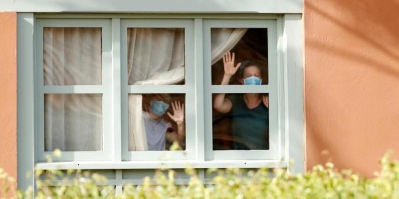 Imagen de BORJA SUÁREZ para informacion.es Personas en su domicilio durante el confinamiento