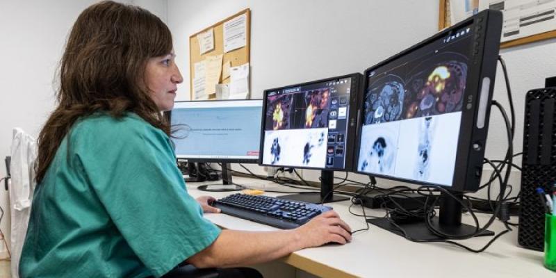 Dos de las pantallas de última tecnología donadas al Servicio de Medicina Nuclear 