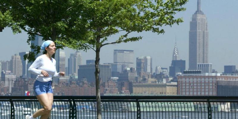 Nueva York culpa de los nuevos contagios a la gente que sale a correr y comprar. En Nueva York se contagia principalmente la gente que sale a correr y a comprar
