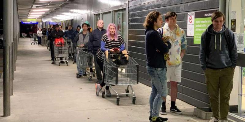 Colas en un supermercado de Auckland tras anunciarse el confinamiento de la ciudad. MARTY MELVILLE / AFP