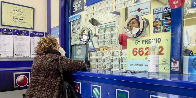 Una persona compra lotería en una administración (Ricardo Rubio / EP)