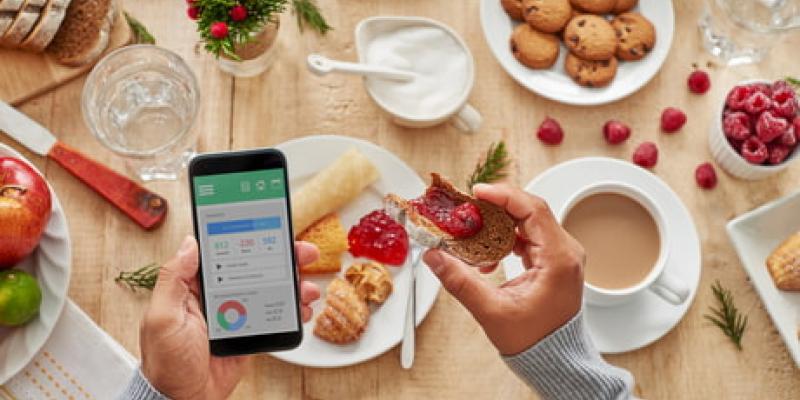 Imagen de una persona con un menú de dieta/envatoelements Una nutricionista habla sobre los peligros de las dietas