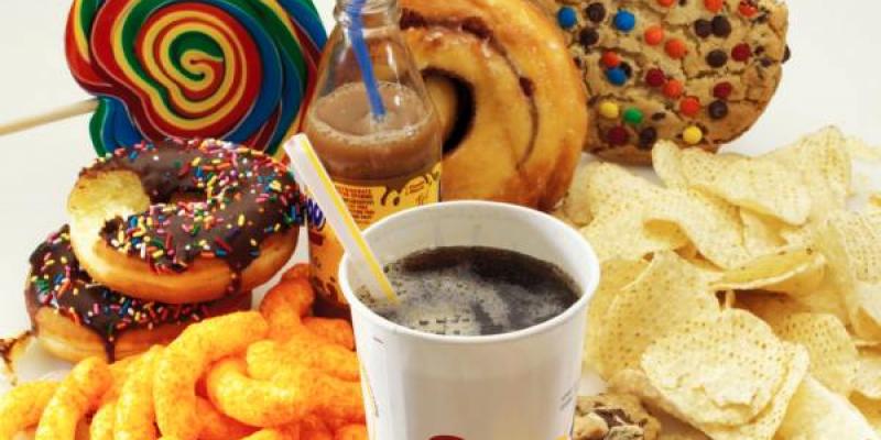 La mala alimentación conduce a la obesidad infantil y al desarrollo de enfermedades La obesidad infantil es un problema muy grave