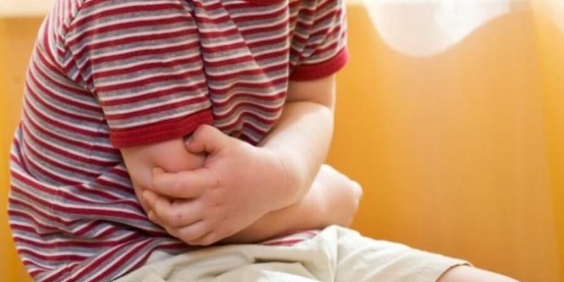 Obesidad infantil en España Niño agarrándose la tripa / Pixabay