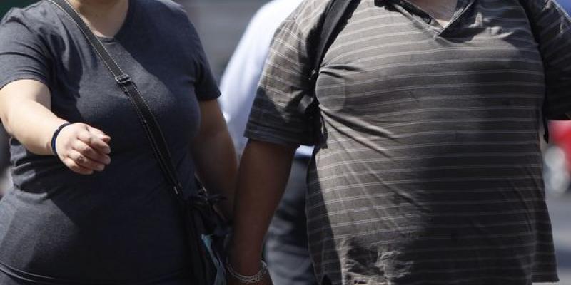 Imagen de dos personas con obesidad/La Razón Tirzetapida, el nuevo fármaco contra la obesidad