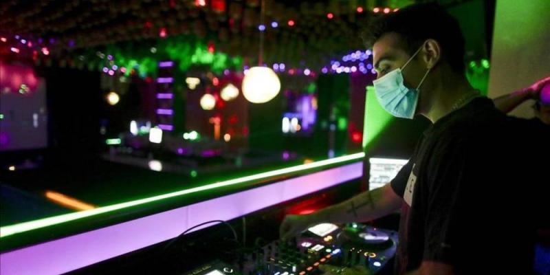 AP / MANU FERNÁNDEZ Ambiente en una discoteca de Madrid antes de que el coronavirus obligase a cerrar los locales de ocio nocturno.