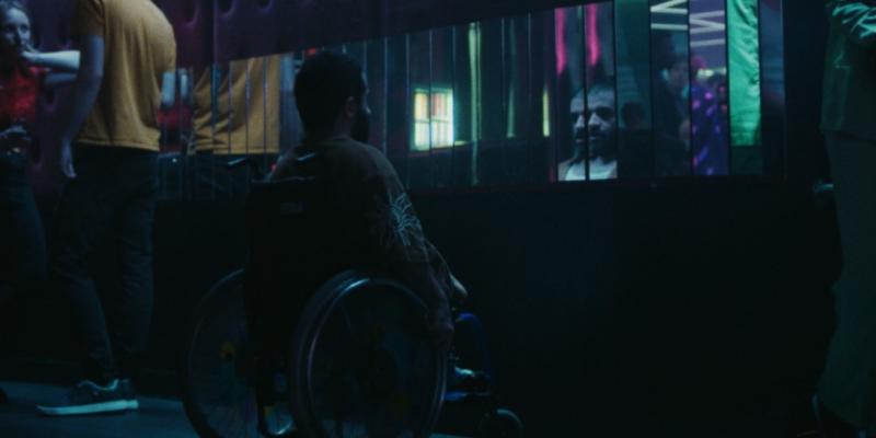 Imagen de un chico de fiesta/El Mundo Ocio inclusivo para las personas con discapacidad