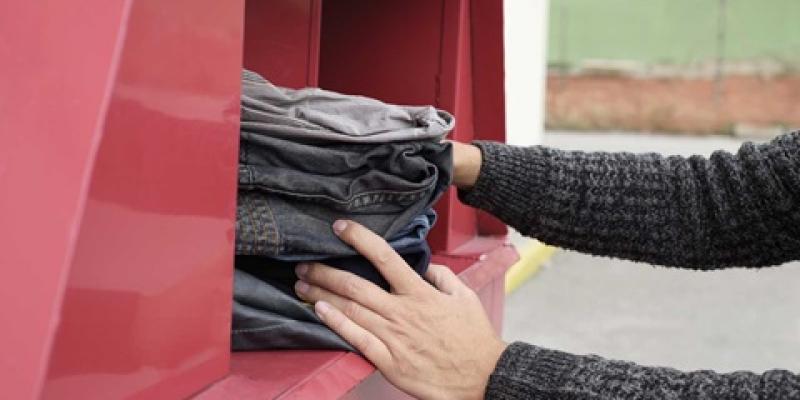 Seis capitales carecen de contenedores para recoger ropa usada OCU denuncia que hasta seis capitales carecen de contenedores de ropa