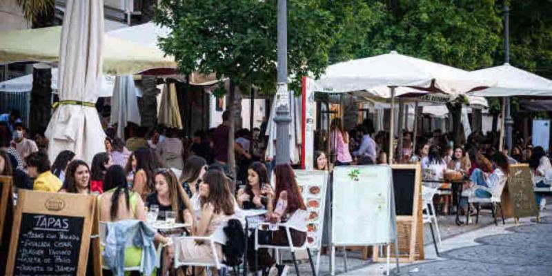 Los bares y restaurantes no deberían cobrarte por estos servicios