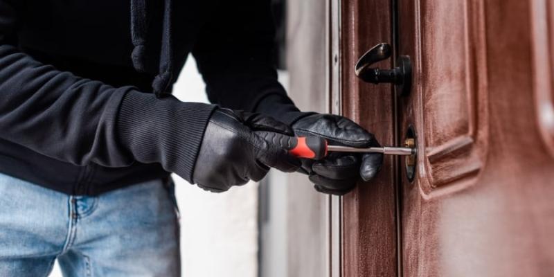 Imagen de una persona entrando en una casa de forma ilegal/Iberley Los españoles se preocupan por la ocupación