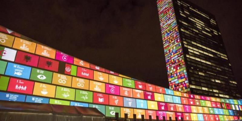 ODS Edificio de la ONU en Nueva York, iluminado con los ODS
