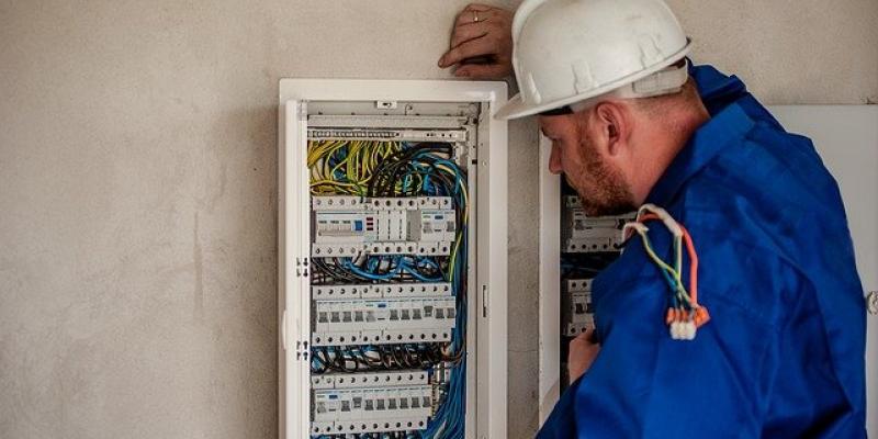Muchas de las ofertas de empleo que ofrece el SEPE no requieren de estudios superiores Electricista/Pixabay